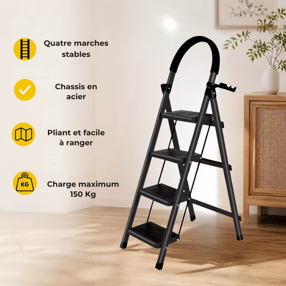 Escabeau 4 marches noir dans un salon, avec ses caractéristiques : châssis en acier, pliant, charge 150 kg | Everclimb