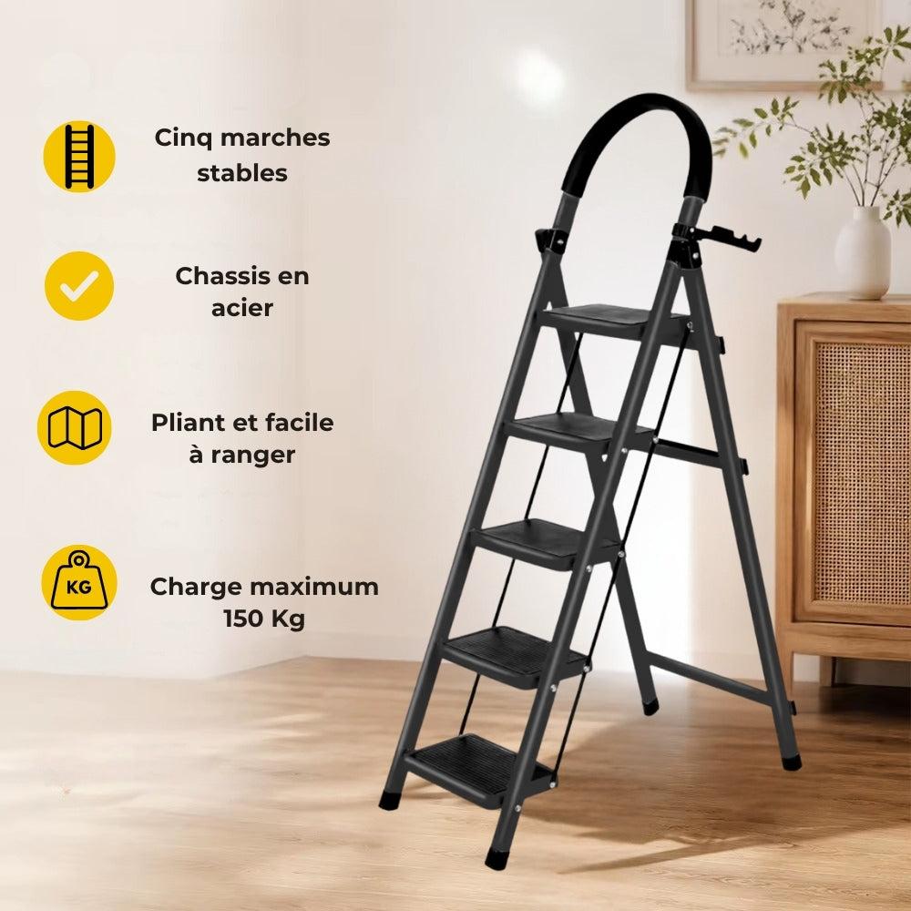 Escabeau 5 marches noir dans un salon, avec ses caractéristiques : châssis en acier, pliant, charge 150 kg | Everclimb