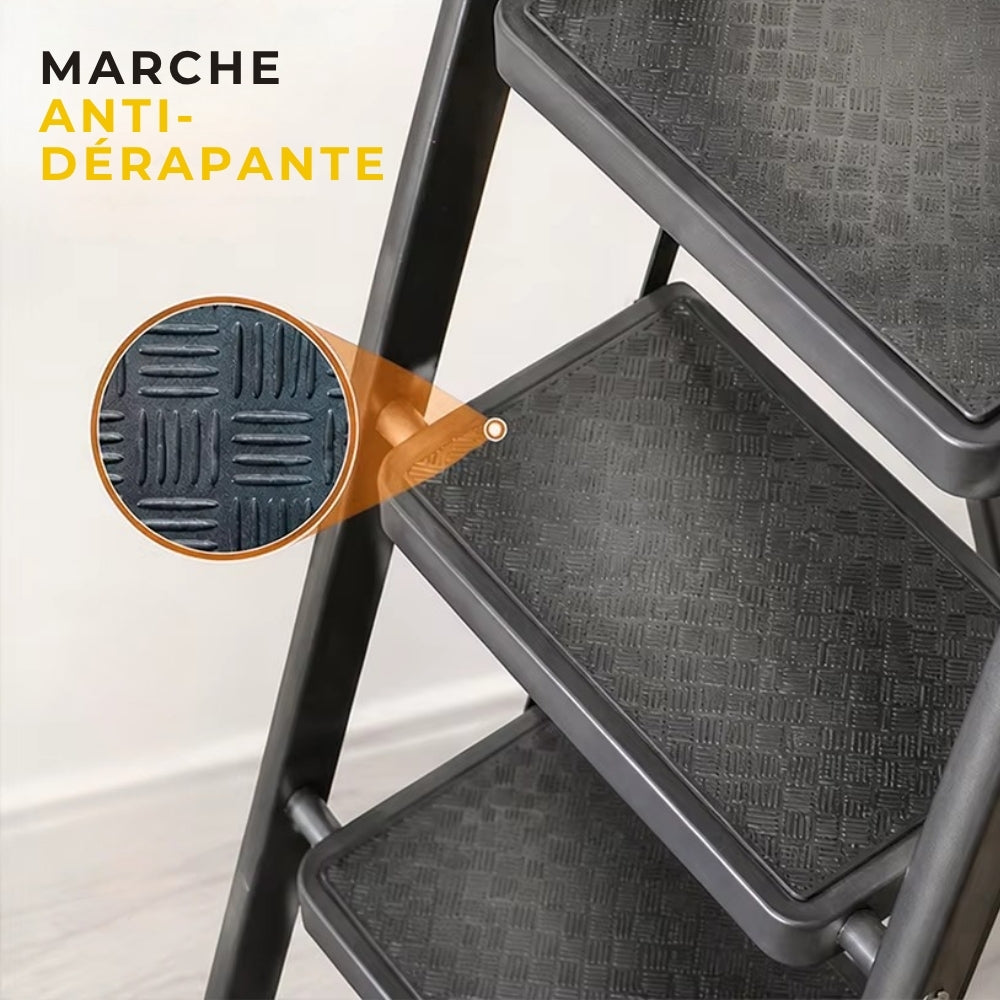 Gros plan sur les marches antidérapantes en relief de l'escabeau 5 marches noir | Everclimb