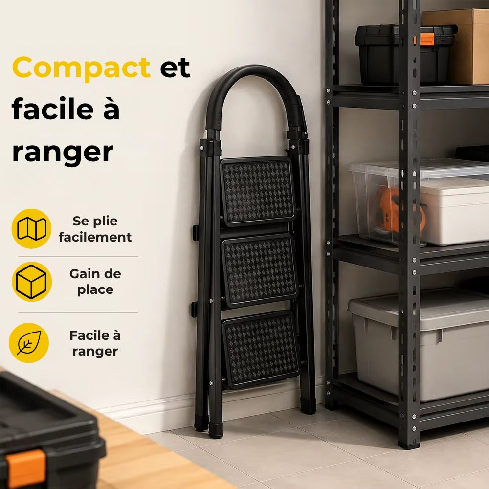 Escabeau 3 marches noir replié et rangé contre un mur, à côté d'une étagère de rangement | Everclimb