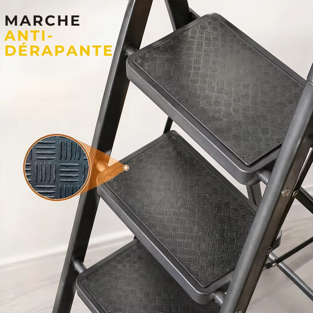 Gros plan sur les marches antidérapantes en relief de l'escabeau 3 marches noir | Everclimb
