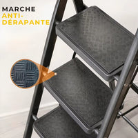 Gros plan sur les marches antidérapantes en relief de l'escabeau 3 marches noir | Everclimb