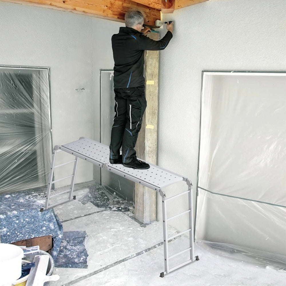Artisan debout sur l'échelle multifonction aluminium en position échafaudage, plateaux installés, sur un chantier intérieur | Everclimb
