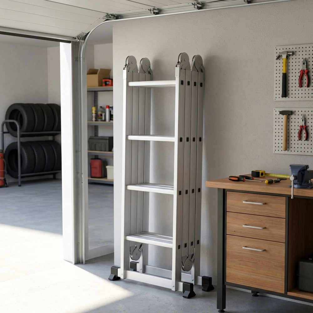Échelle multifonction repliée et rangée contre le mur d'un garage | Everclimb Image